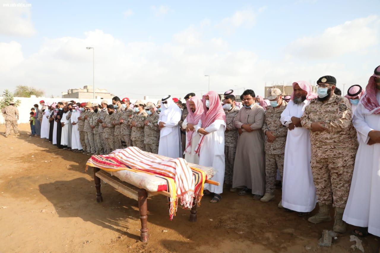 استشهد مدافعًا عن دينه ووطنه بالحد الجنوبي محافظ صامطة وقائد قوة جازان يتقدمان مشيّعي الشهيد الرقيب الحمدي