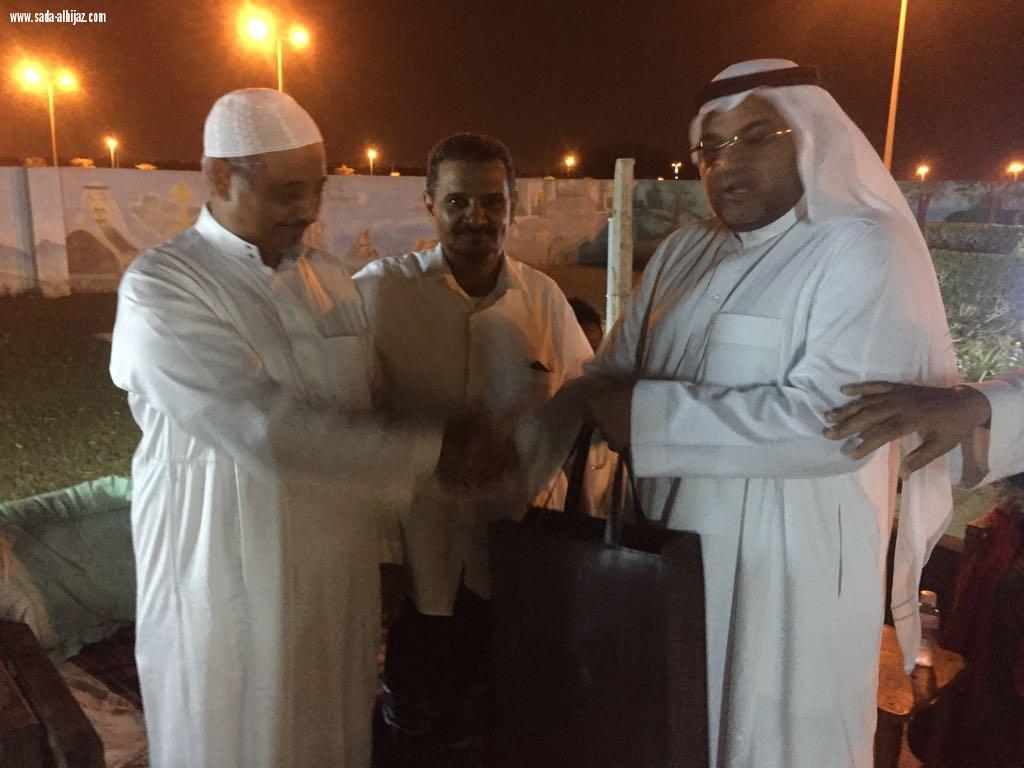 زملاء الدراسة بمعهد المعلمين بصامطة لدفعة 1403 يلتقون بزميلهم الضافري ويكرمون بعض زملائهم المتقاعدين