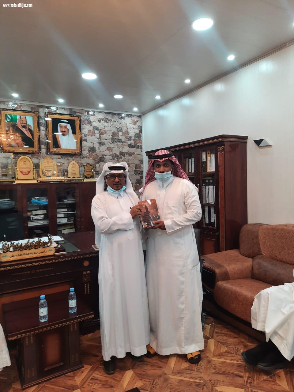 أدباء وشعراء بيش يزورون محافظ ورئيس بلدية محافظة بيش ويقدمون شكرهم لهما على الإنجازات التنموية 