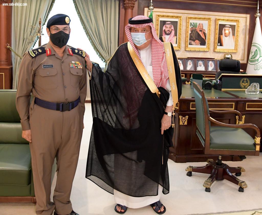 سمو أمير منطقة جازان يقلد مدير الدفاع المدني رتبته الجديدة 