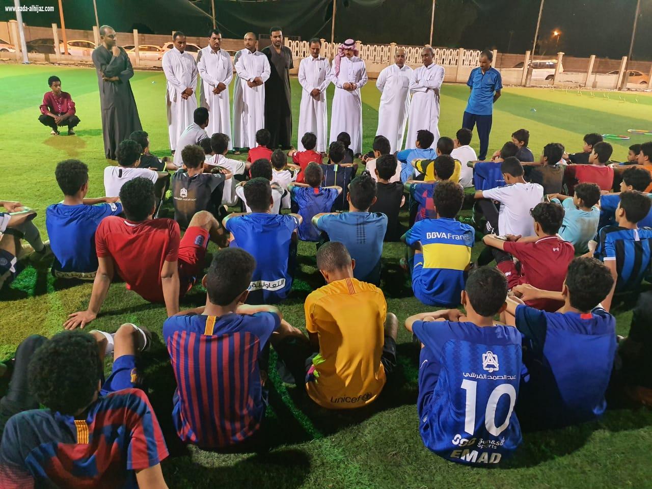 رئيس واعضاء المجلس الشرفي لفريق تحفيظ الطوال الرياضي يلتقون باللاعبين في ملعب حديقة الطوال