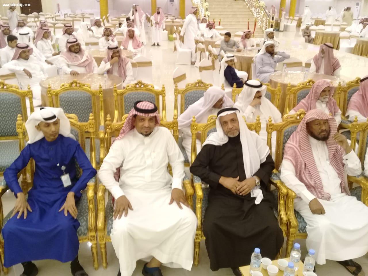 بحضور محافظ الطوال لجنة التنمية تكرم المشهور مندوب التنمية بمنطقة جازان