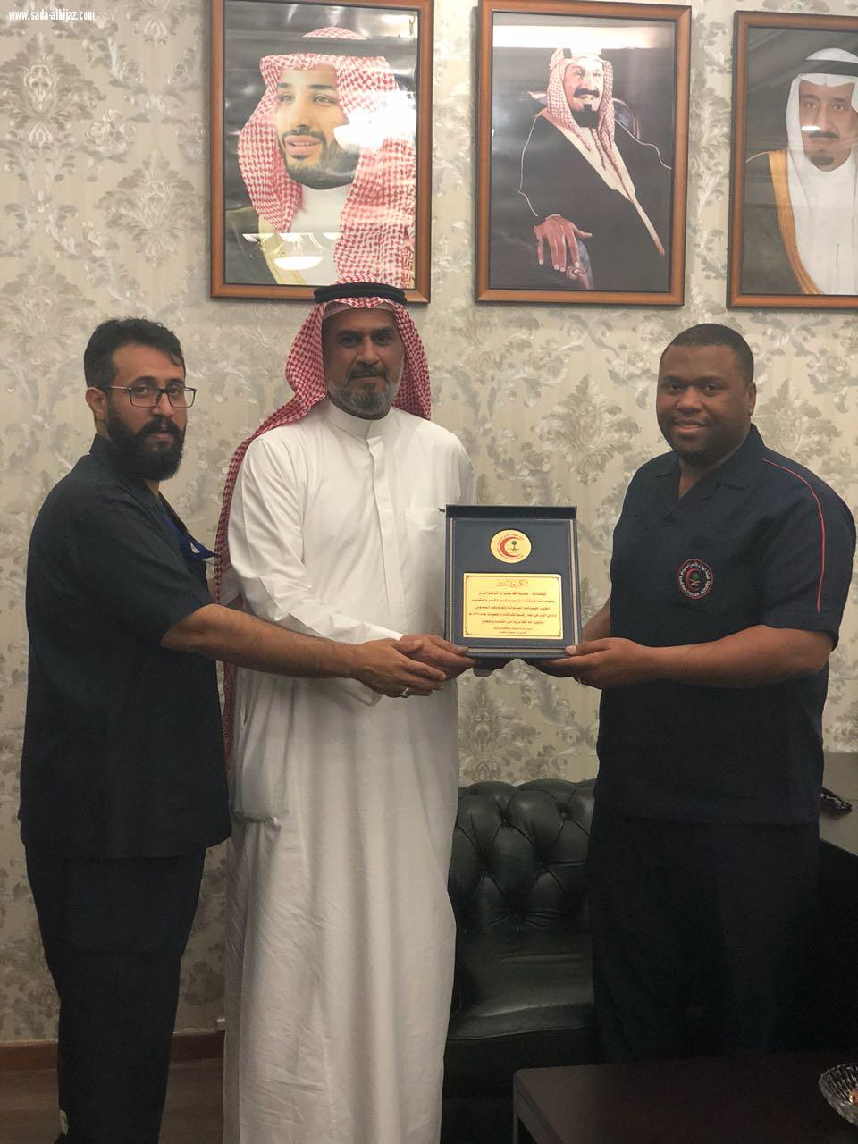 الهلال الأحمر بمحافظة جدة  يكرم مدير قسم المشاركات ومدير اسعاف المطار لتميزهم  في عملهم