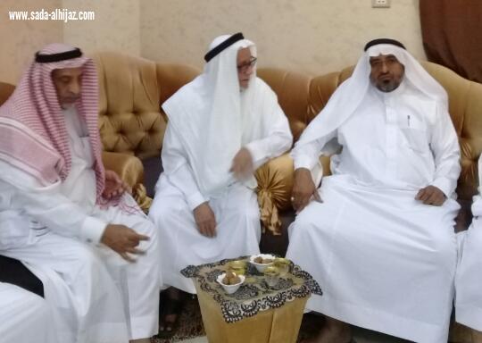 بحضور وكيل المحافظة ومشائخ الشمل رئيس لجنة التنمية بمحافظة الطوال يحتفل بتخرج أخيه