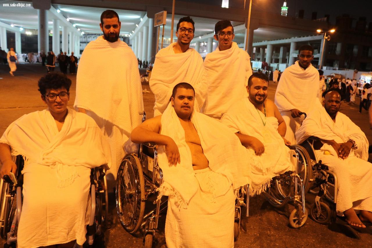 المعتمرين من ذوي الإعاقة الحركية الكبار في المدينة المنورة يختتمون رحلة العمرة الرمضانية