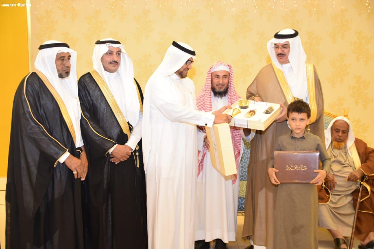 بحضور محافظ محافظة الطوال لجنة التنمية الاجتماعية بالطوال تكرم رئيس مركز الموسم