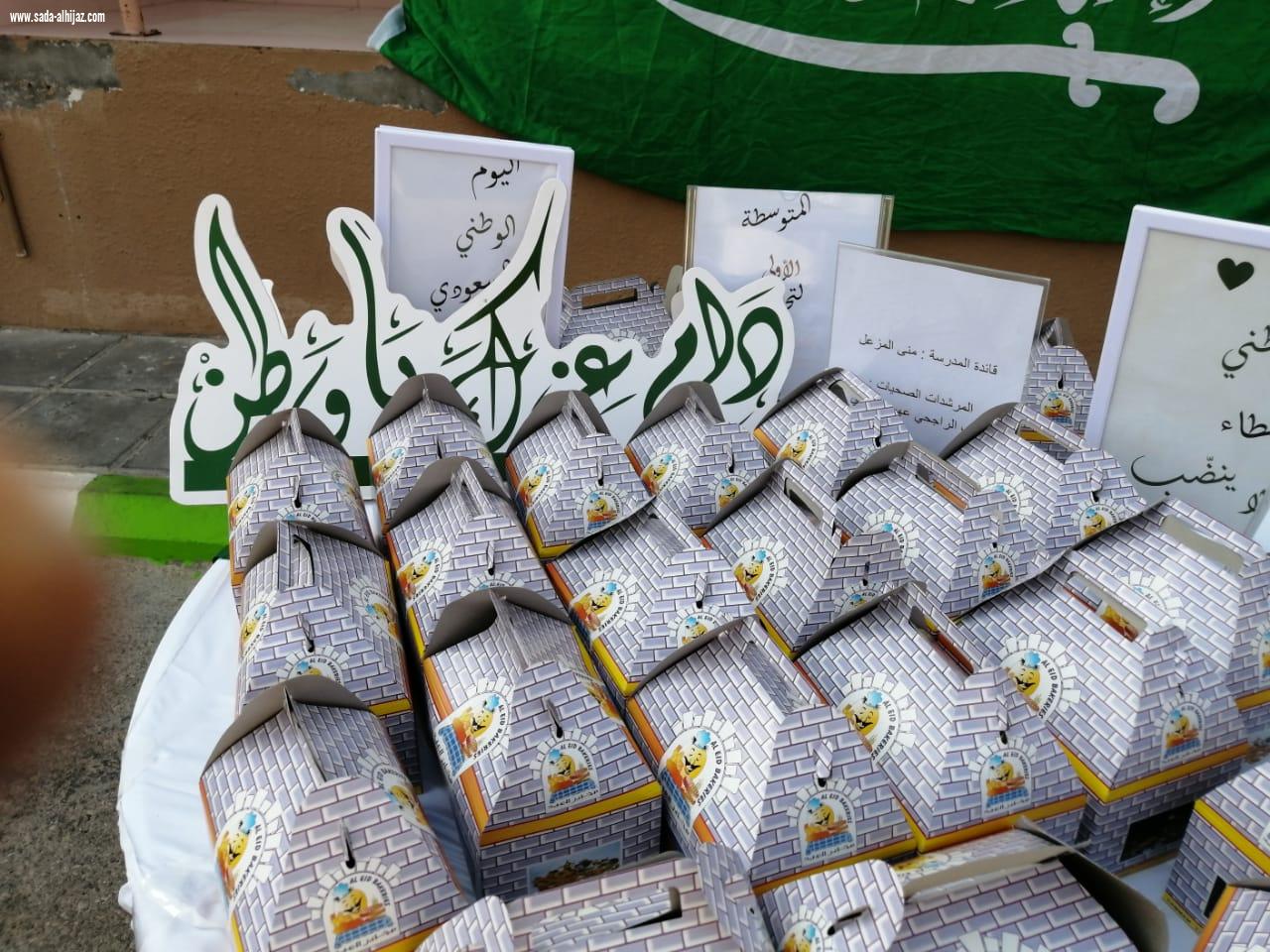 راجح الحسن حارس مدرسة المتوسطة الاولى بالخبر يشارك المدرسة فرحة اليوم الوطني 89