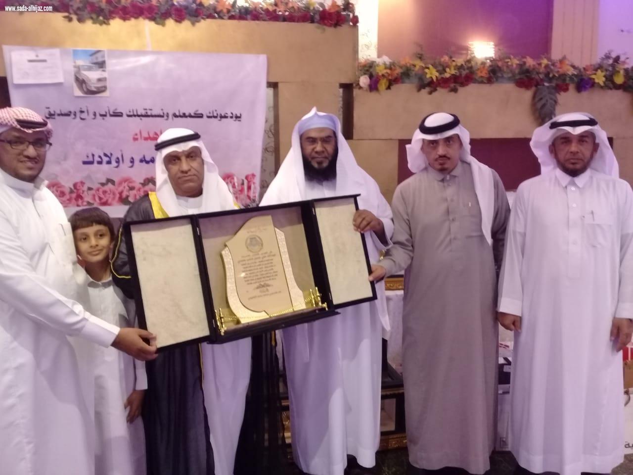 مجمع زمزم التعليمي ومدرسة القيوس الابتدائية يكرمون الناشب في ليلة الوفاء