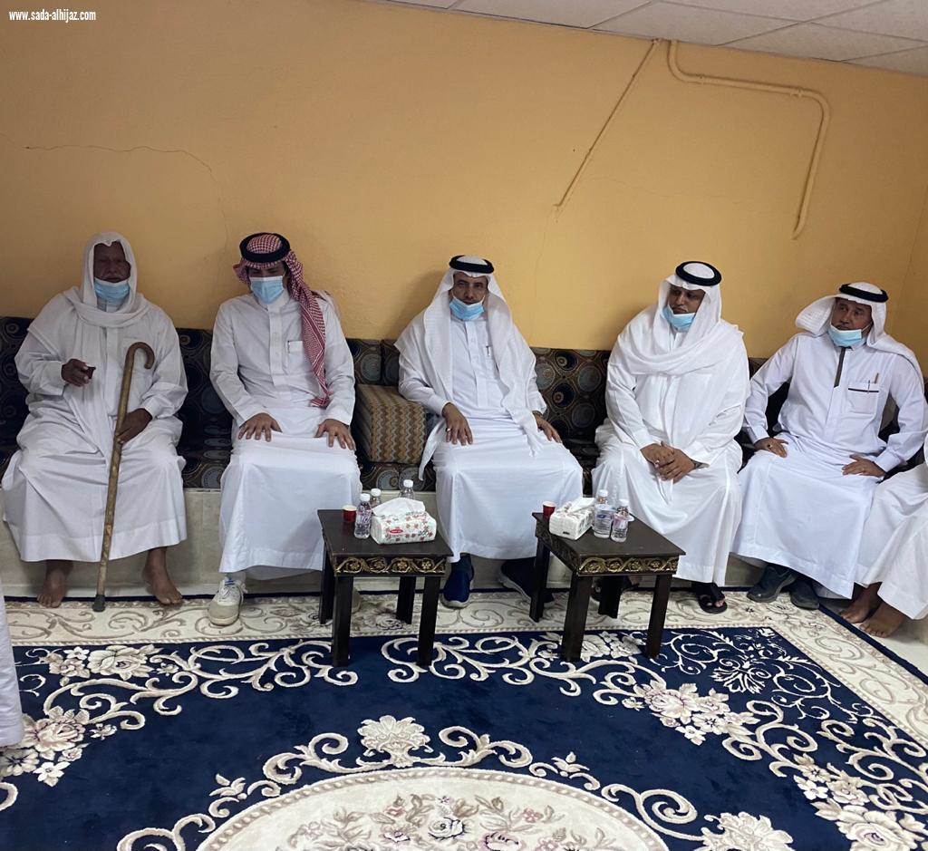 محافظ المخواة يعزّي أُسرة المشرف التربوي  محمد العمري 