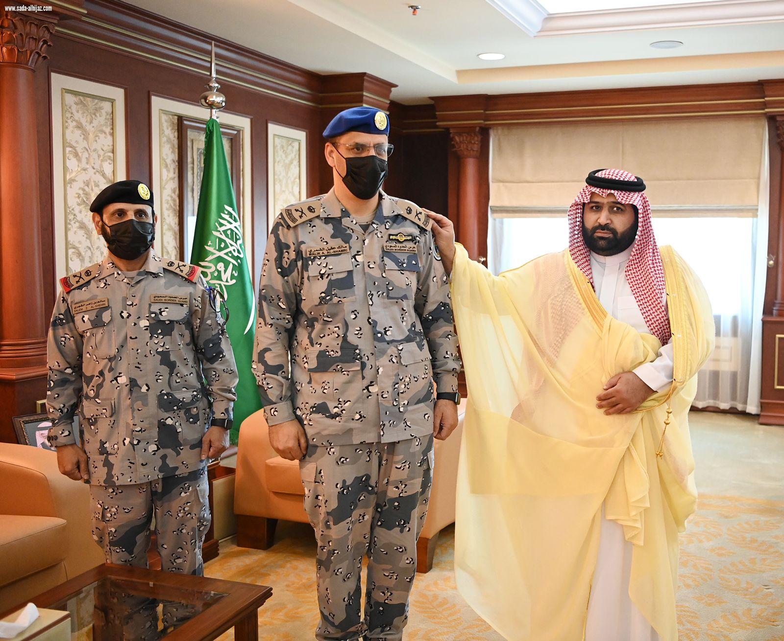 سمو أمير منطقة جازان بالنيابة يقلد مساعد قائد حرس الحدود بالمنطقة رتبته الجديدة 