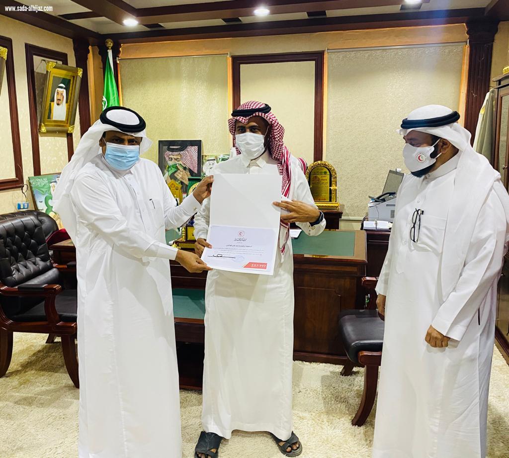 محافظ بيش يكرم المتطوعين من منسوبي هلال بيش والجهات الصحية المشاركة معهم  