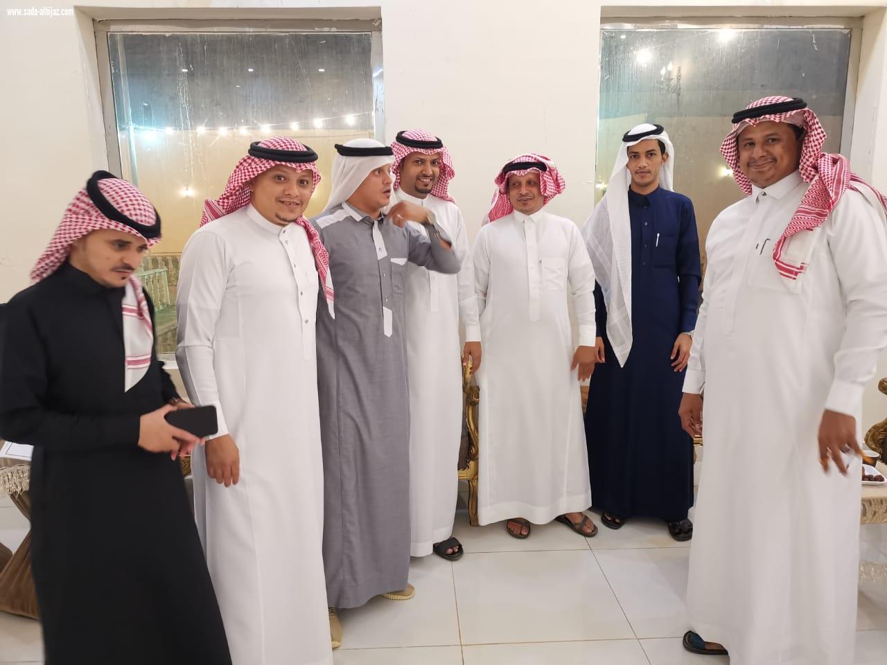 بعد إصابته في الحد الجنوبي وعودته من العلاج أصدقاء البطل موسى دوشي يحتفون به 