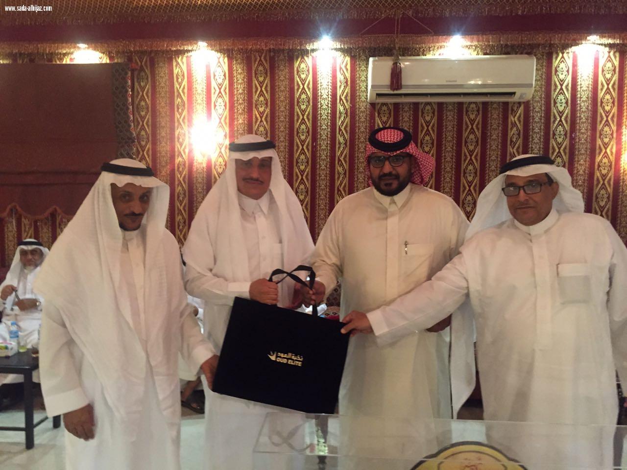 بالصور الظافري يفتتح ملعب الأسطورة بالبديع والقرفي ويحظى تكريم خاص