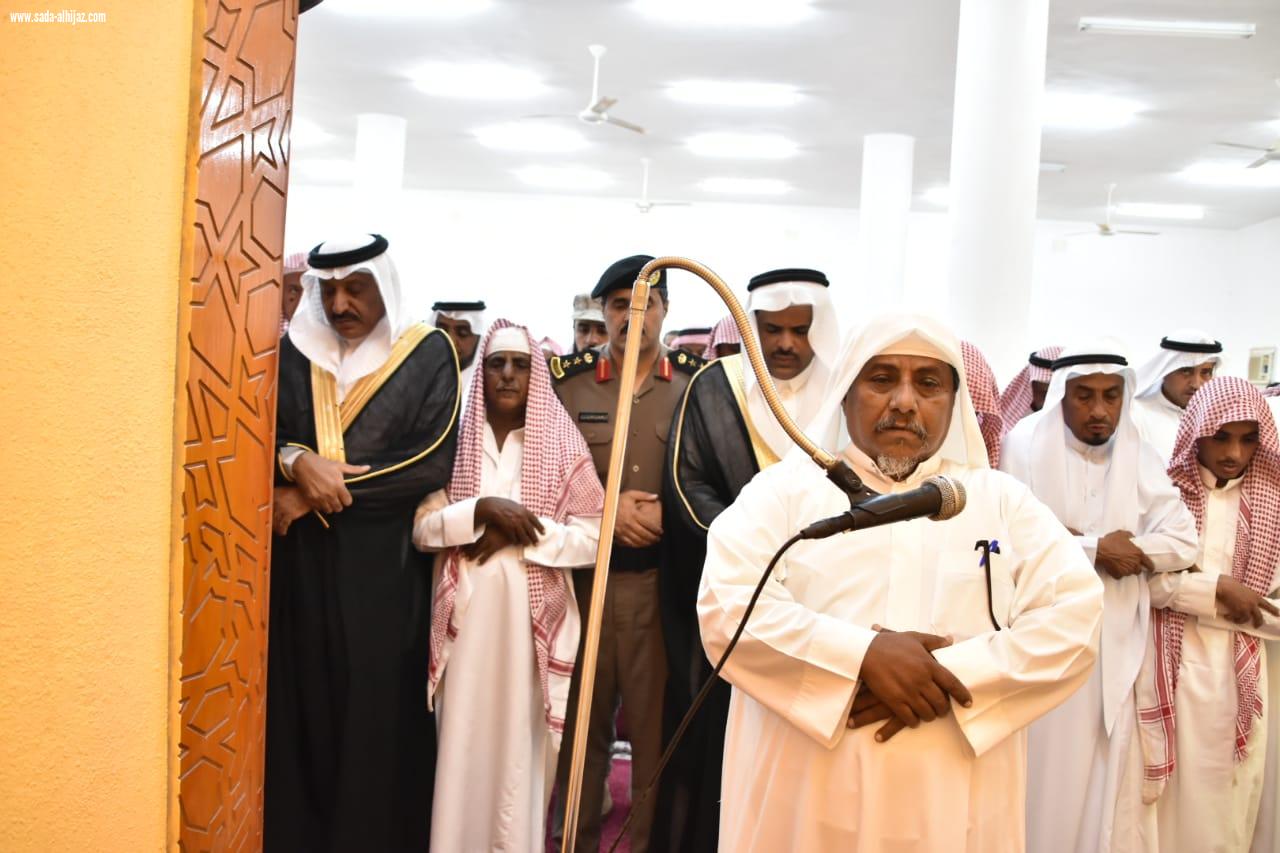 بالصور محافظ صامطة زعلة يؤدي صلاة الميت على الشهيد  الصميلي