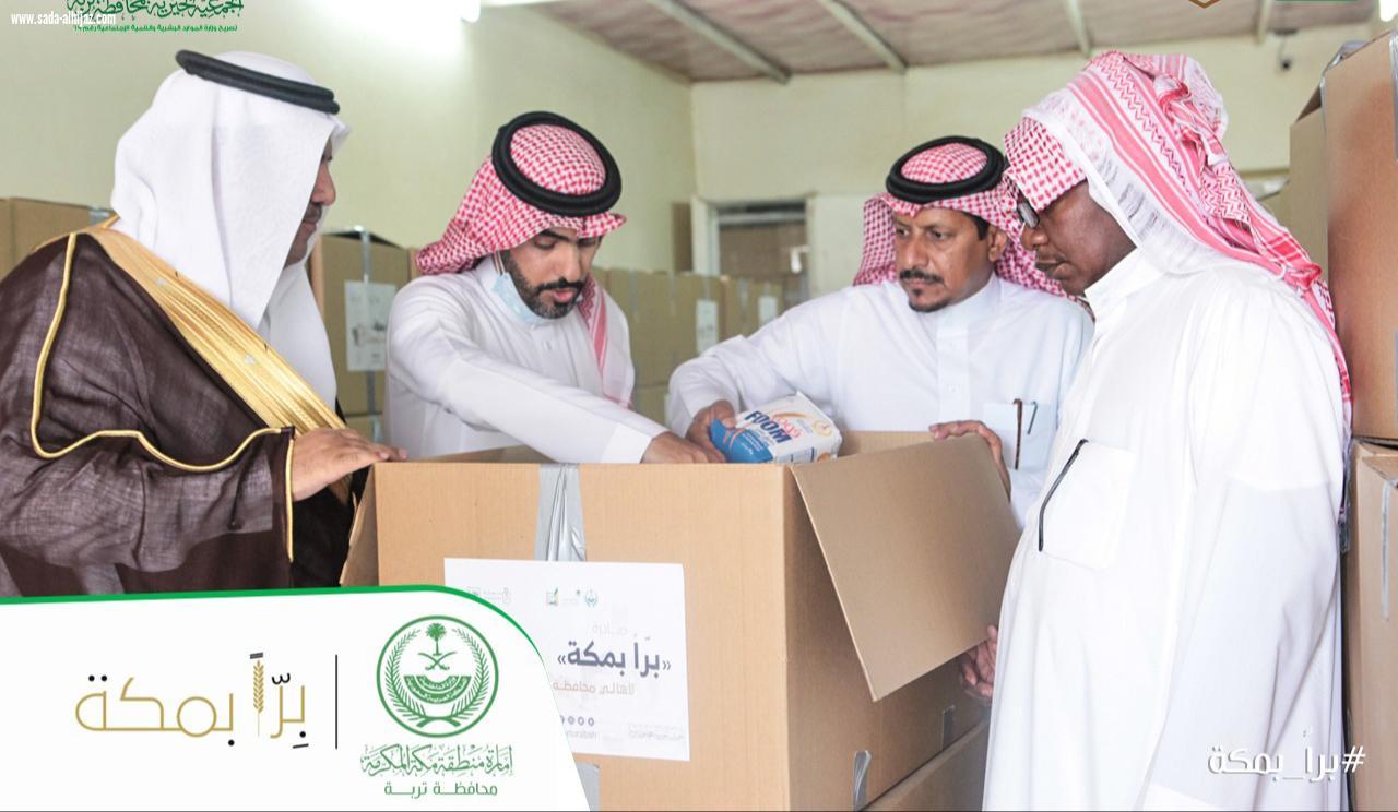 محافظ تربه يشرف على توزيع المساعدات العينية لمحتاجي محافظة تربه