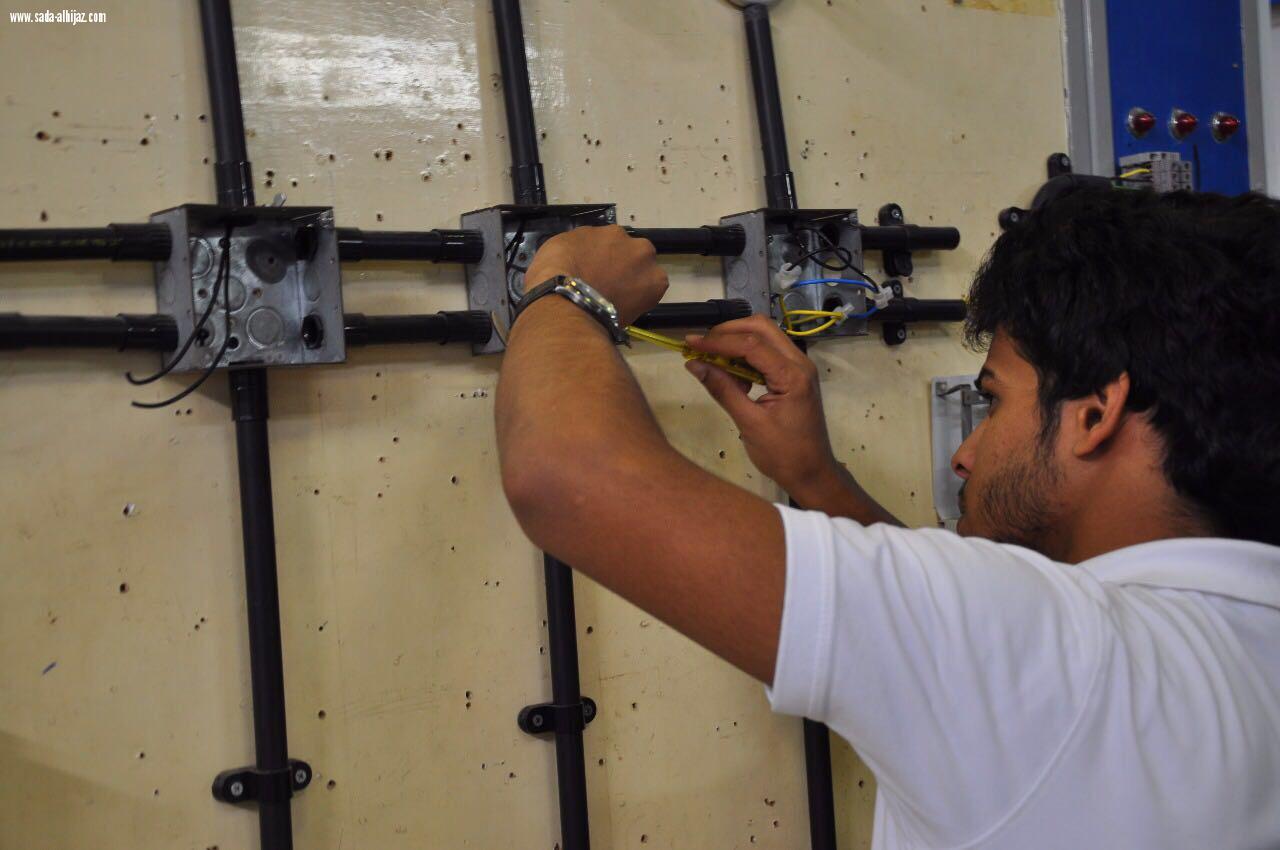 الكلية التقنية بمحافظة جدة تعرف طلاب التعليم العام بأقسامها وتخصصاتها