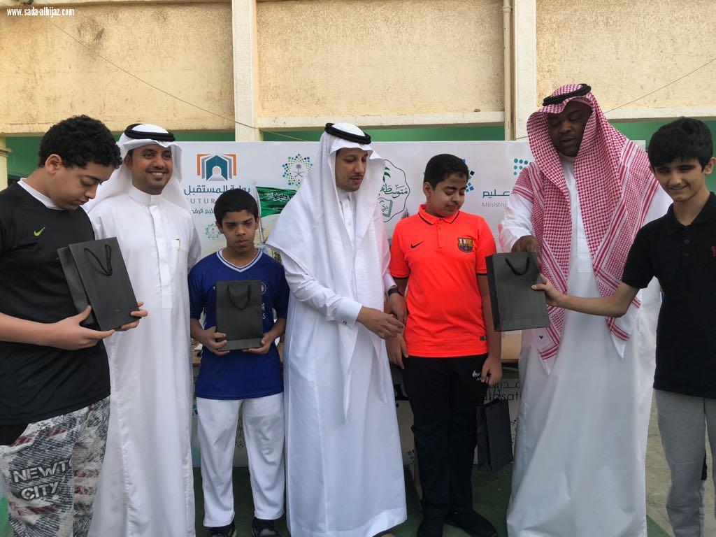 تكريم الطلاب المتفوقين) مدرسة ابن كثير بجدة