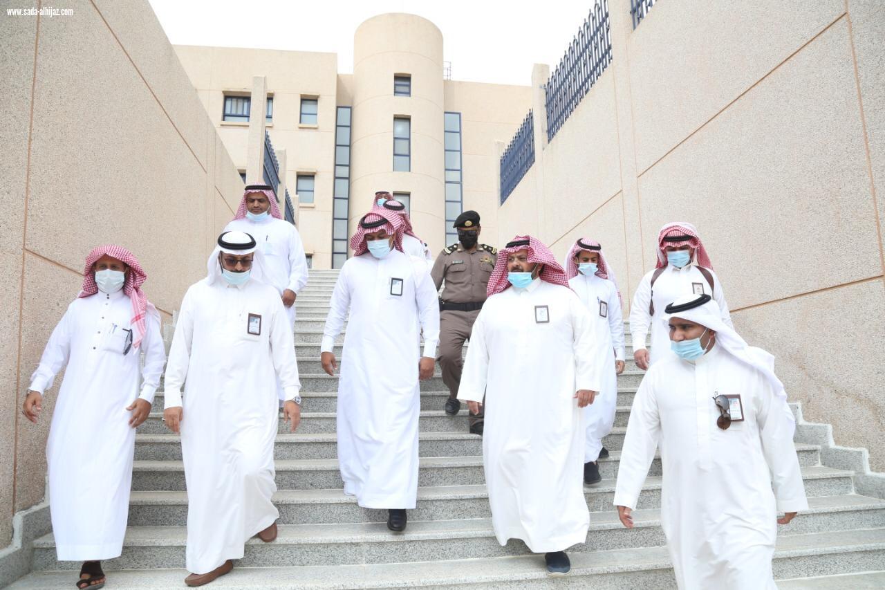 محافظ الداير بني مالك يتفقد مشاريع التعليم ويطلع على تقرير مدرستي