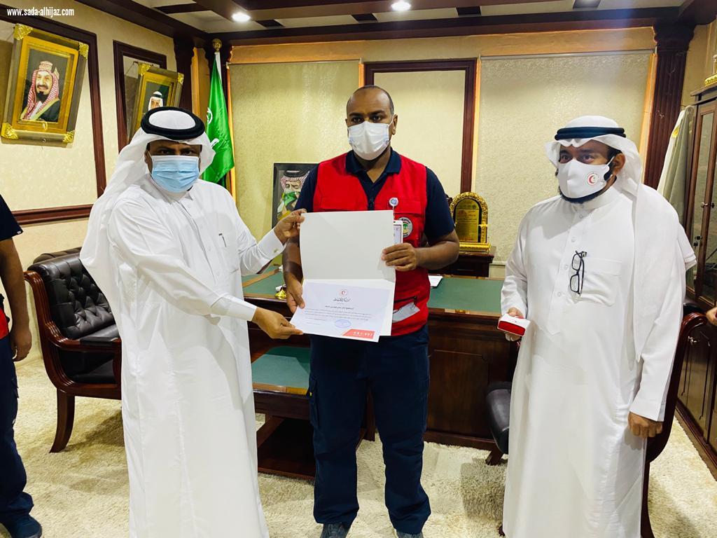 محافظ بيش يكرم المتطوعين من منسوبي هلال بيش والجهات الصحية المشاركة معهم  