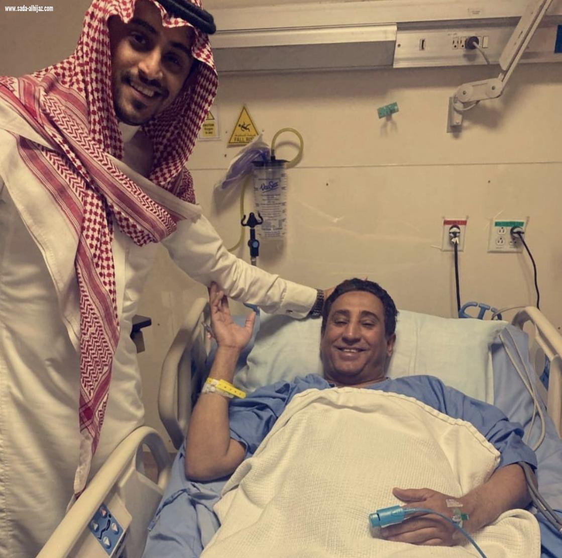 الأستاذ محمد بن منصور ناشب يرقد على السرير الأبيض