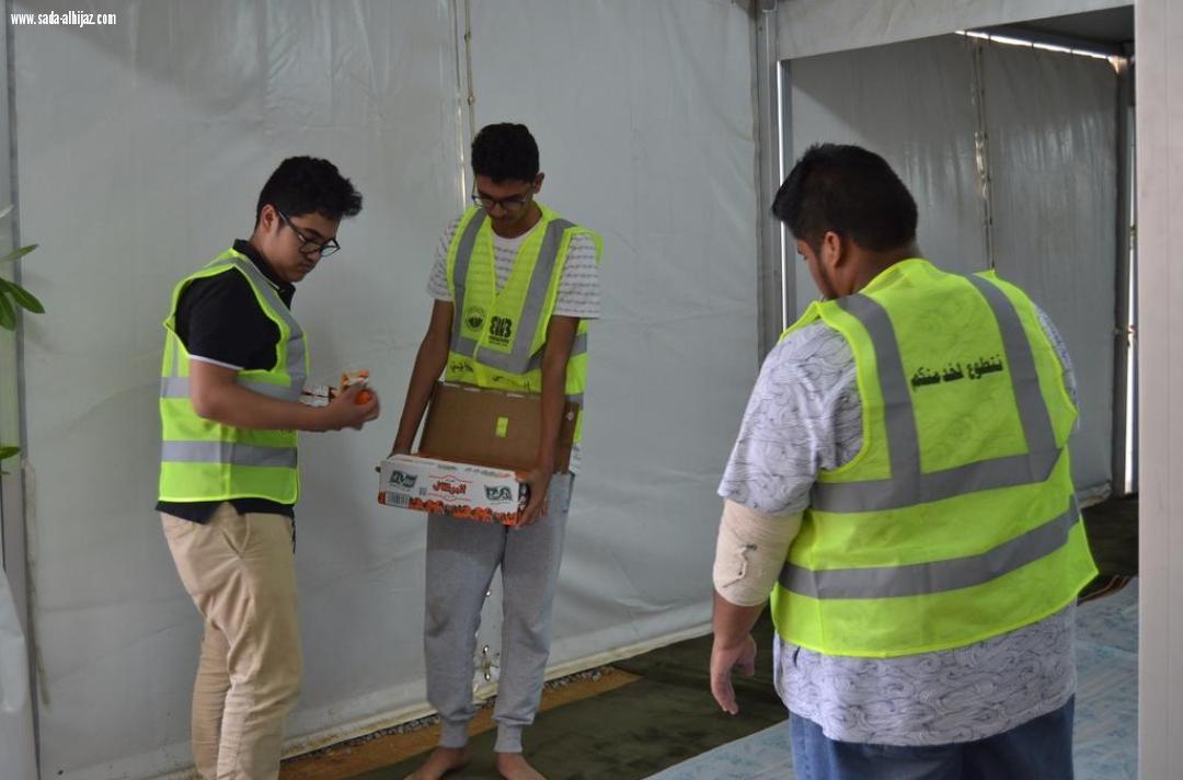 متطوعي برنامج صناعة التطوع يباشرون أعمال ضيافة وتفطير الصائمين بالخيمة الرمضانية.