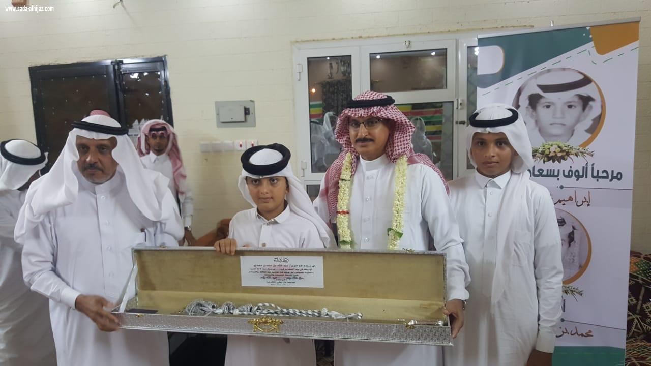 اعضاء ولاعبي فريق نصر الطوال القدامى  يكرمون رئيس اللجنة الفرعية للاتحاد السعودي للكاراتية بالمناطق الجنوبية