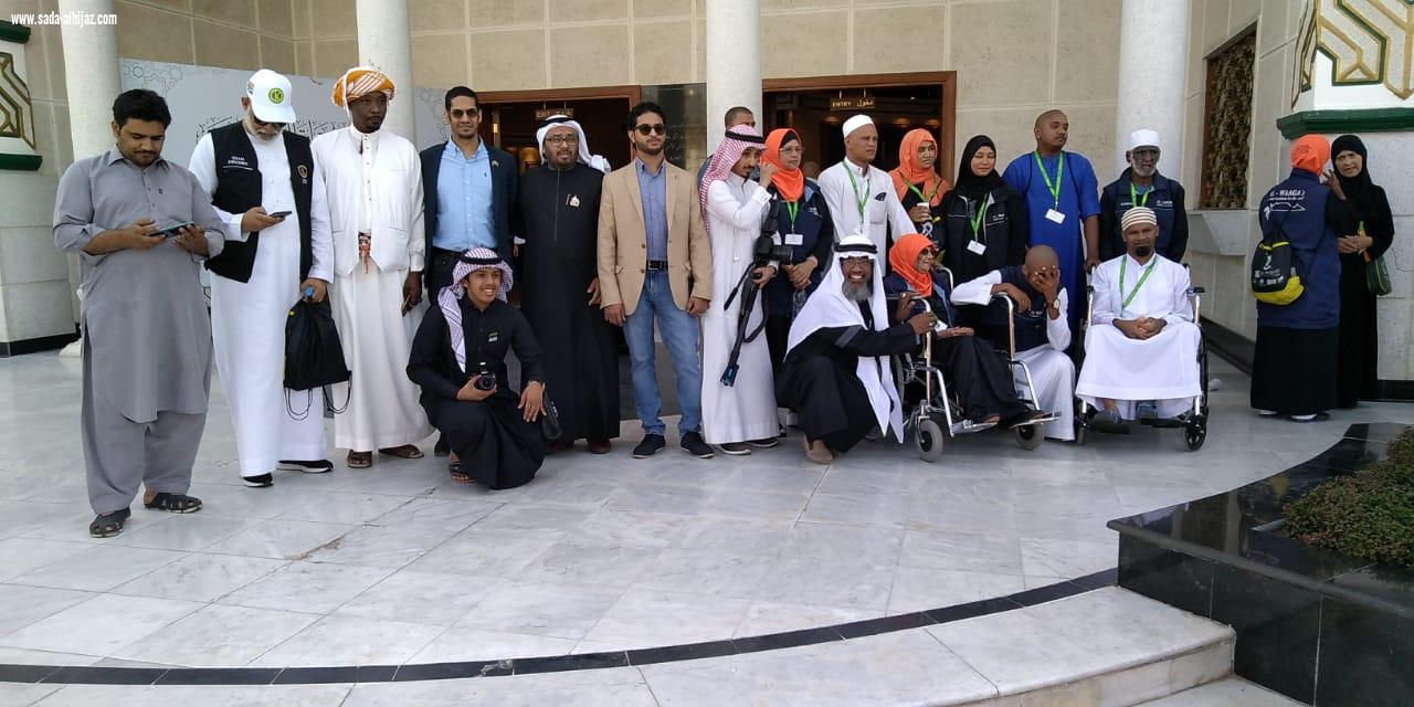 ملتقى محبي مكة يتجولون بضيوف الرحمن من جنوب افريقيا في كسوة الكعبة