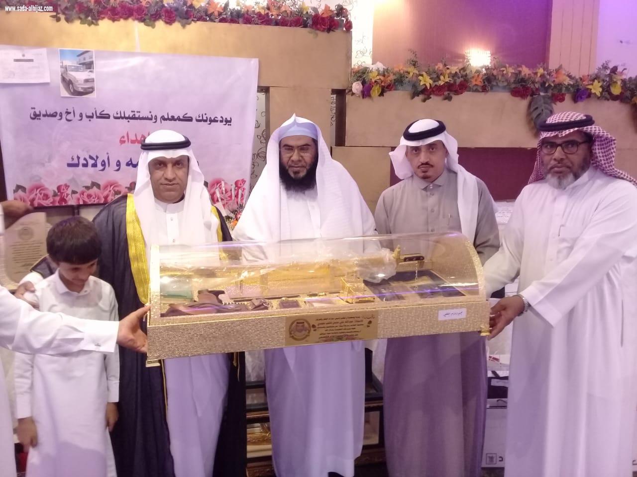 مجمع زمزم التعليمي ومدرسة القيوس الابتدائية يكرمون الناشب في ليلة الوفاء