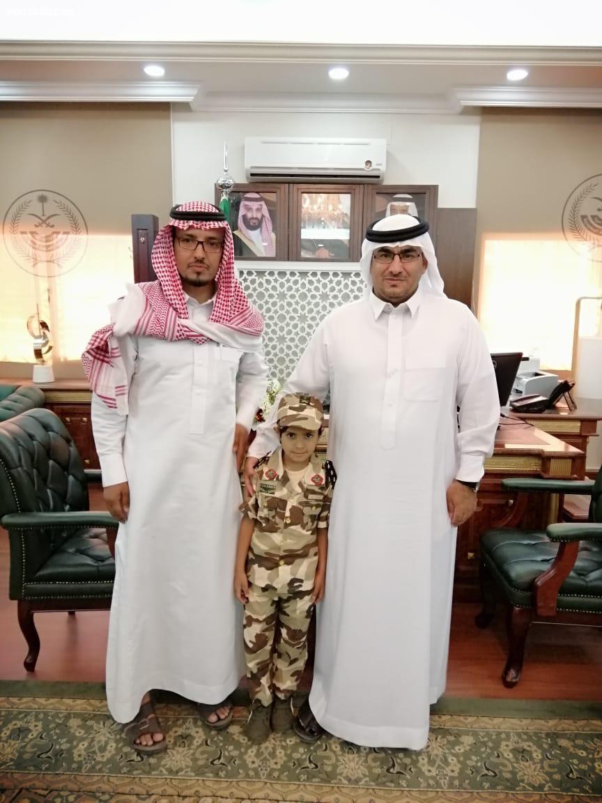 محافظ العلا يستقبل الشبل عبدالله الثبيتي ملقي القصيدة الوطنية في مكتبه