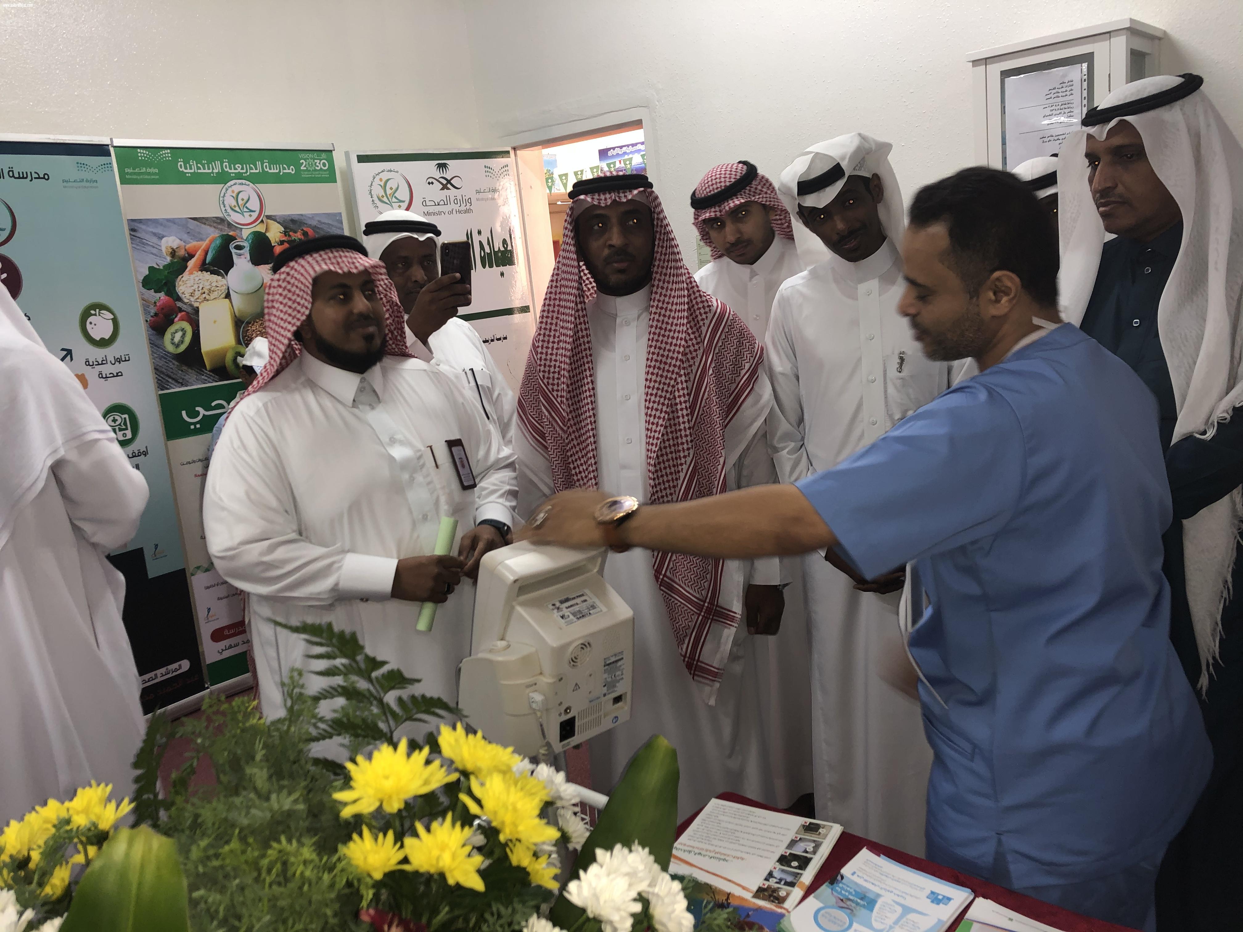 أنشئت بجهود ذاتية لتقديم الخدمات الصحية والتثقيفية والتوعوية للطلاب مدير مكتب تعليم صامطة يدشن العيادة المدرسية بابتدائية الدريعية