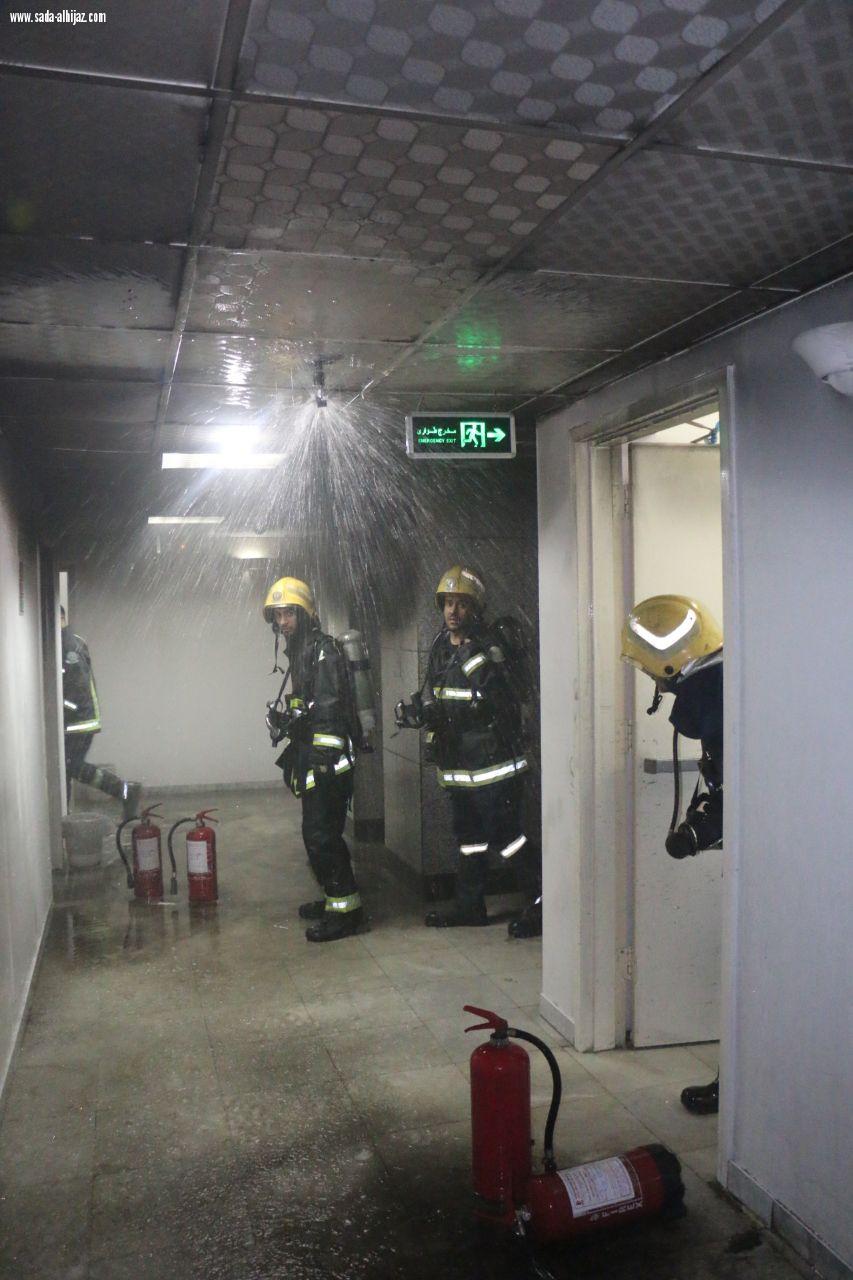 مدني مكه ينقذ 520 معتمر من حريق وقع في مبنى يقطنونه