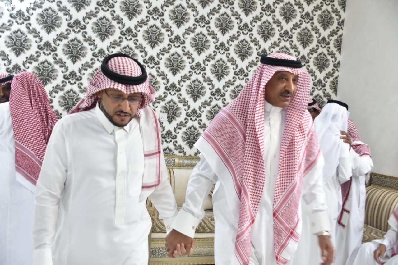 محافظ صامطة زعلة يقدم واجب العزاء للإعلامي الجبيلي في وفاة والده