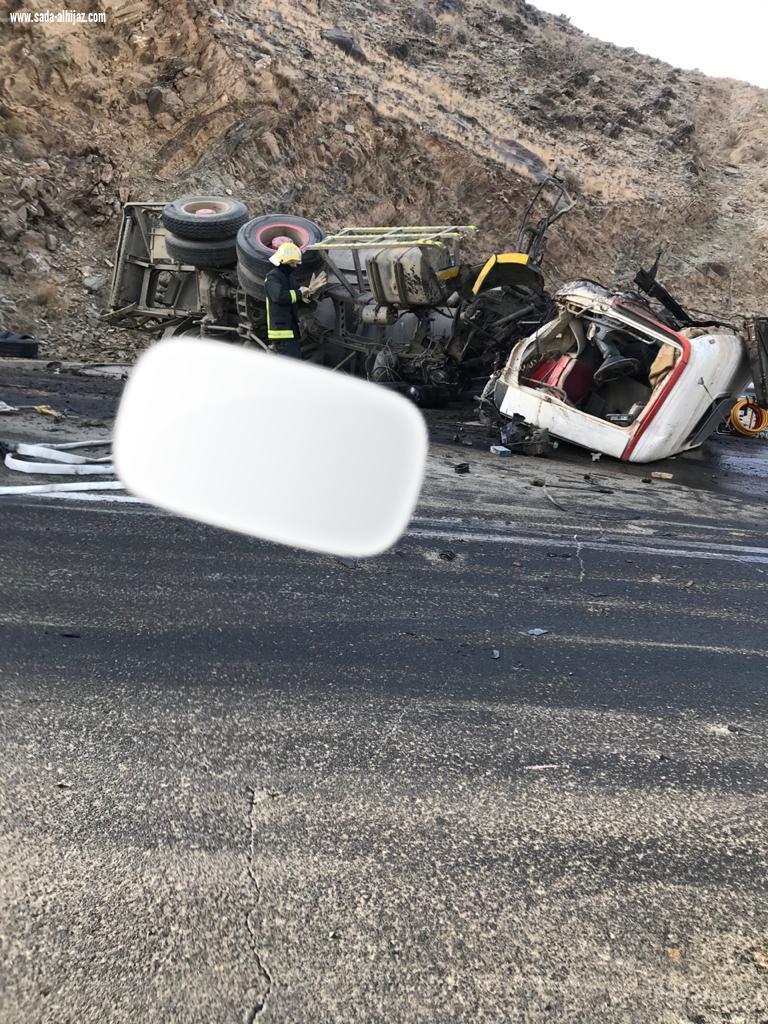 حادث  اصطدام وانقلاب معدة ثقيله بالباحة 