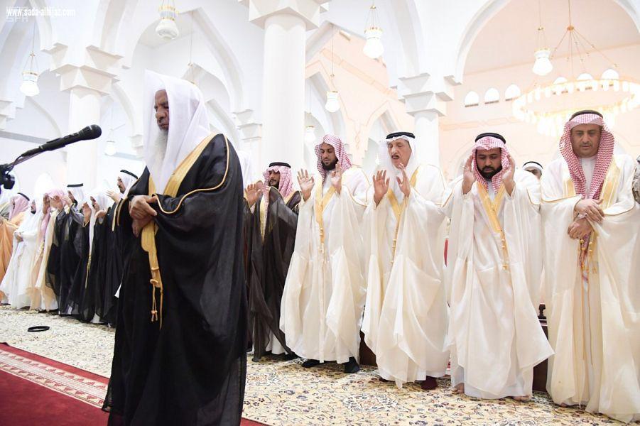سمو أمير منطقة جازان وسمو نائبه يؤديان صلاة عيد الفطر المبارك