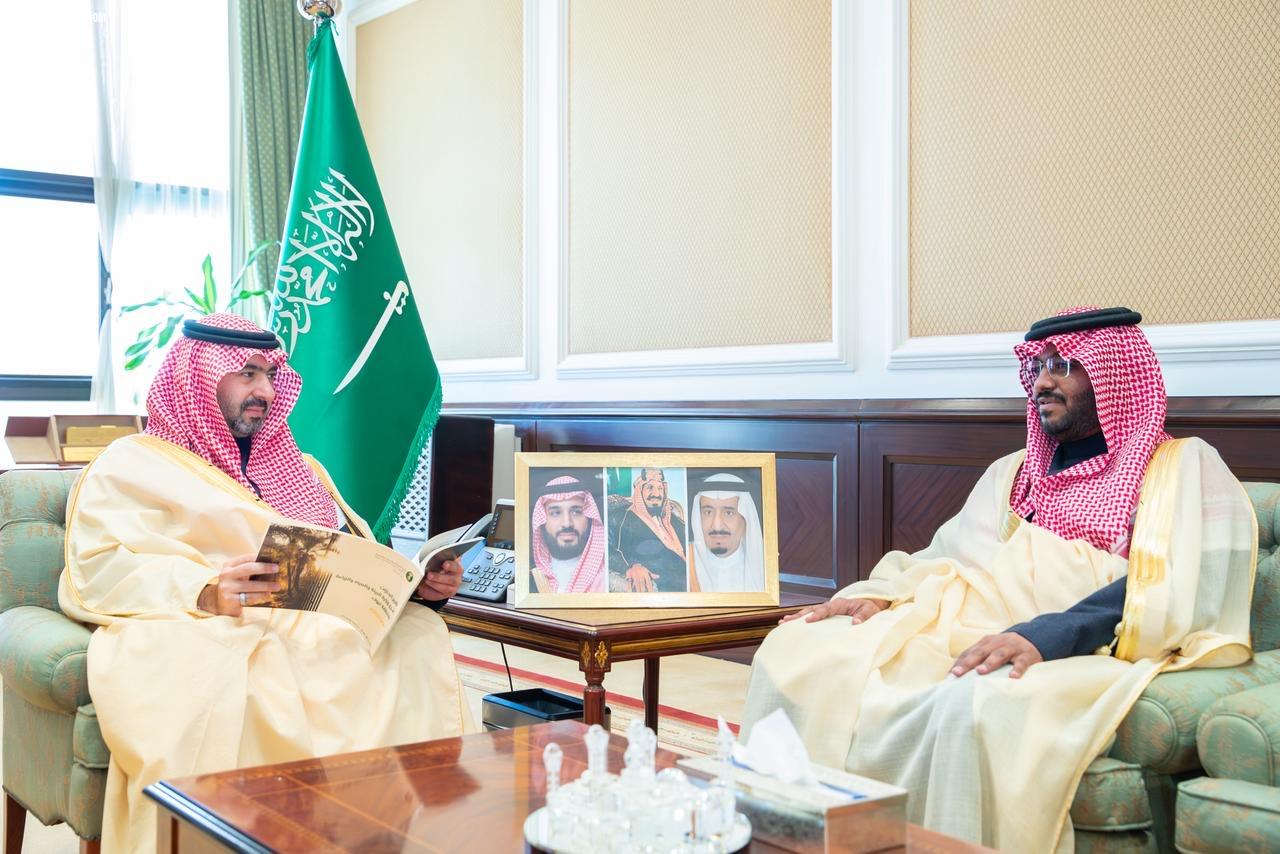 نائب أمير تبوك يتسلّم التقرير السنوي لأعمال فرع وزارة البيئة والمياه والزراعة بالمنطقة  