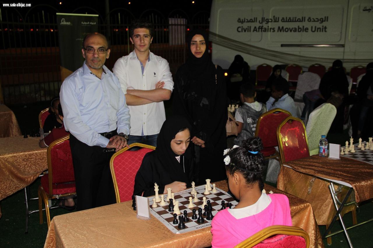 الخيمة التسويقية بأرض المعرفة تقدم(٤٠٠٠)منتج عائلي للزوار