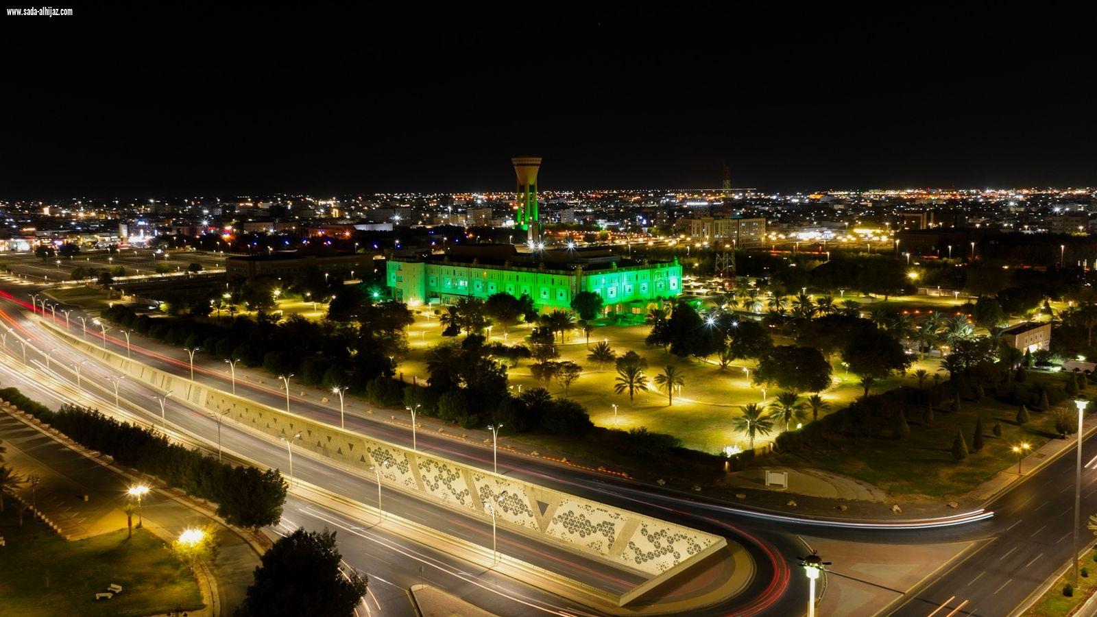 مبنى إمارة منطقة تبوك يتزين باللون الأخضر وراية التوحيد احتفاءً بيوم العلم 