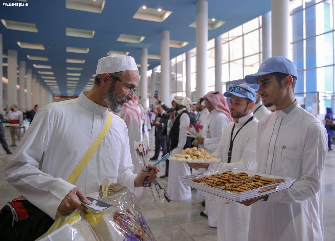 مجموعة حيث الانسان التطوعية تودع أكثر من ٢،٠٠٠ حاج و تقدم لهم المسابح والورود والضيافة 