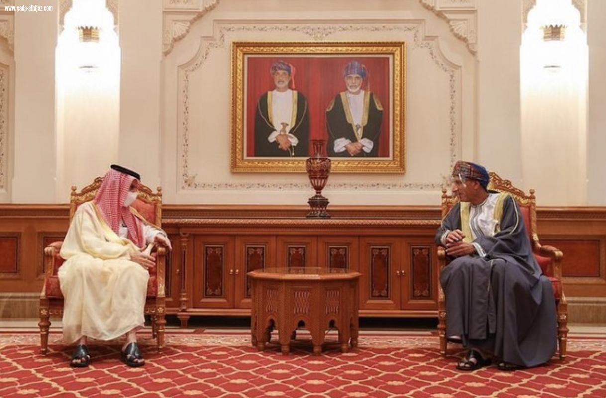 خادم الحرمين الشريفين يدعو سلطان عمان لزيارة السعودية