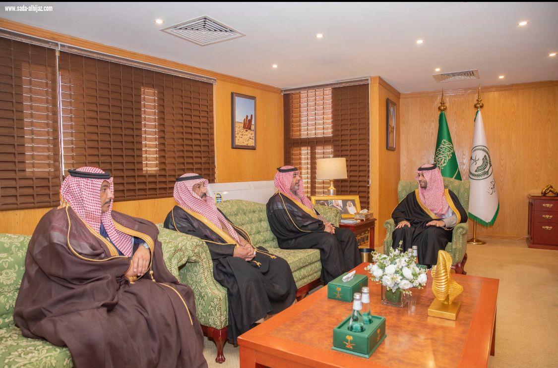 نائب أمير الجوف يستقبل رئيس الغرفة التجاريّة بمكتبه