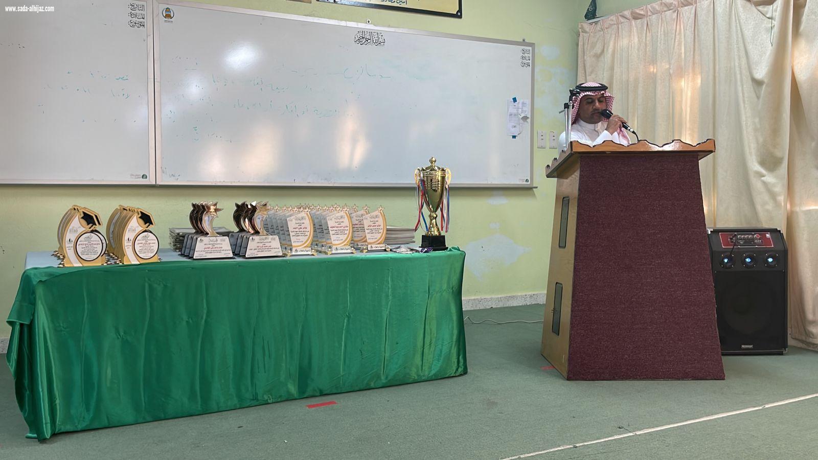 ثانوية بالعلاء بالباحة تحتفل بخريحي طلاب الثالث ثانوي والمشاركين في مجالات النشاط المدرسي