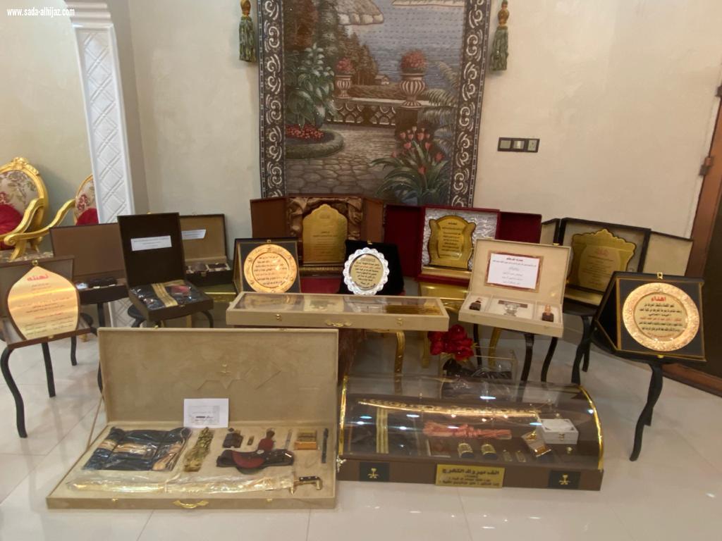 الاستاذ عبدالرحمن بن محمد آل شيبه المدرع يحتفل بتخرج ابنه الدكتور فايز من كلية الطب .. 