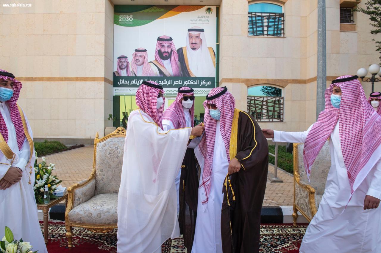 سمو نائب أمير حائل يزور مركز الدكتور ناصر الرشيد لرعاية الأيتام ويقدم الهدايا لأبناء المركز