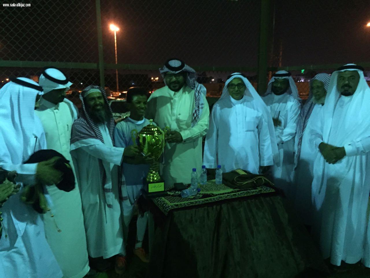 بالصور الظافري يفتتح ملعب الأسطورة بالبديع والقرفي ويحظى تكريم خاص