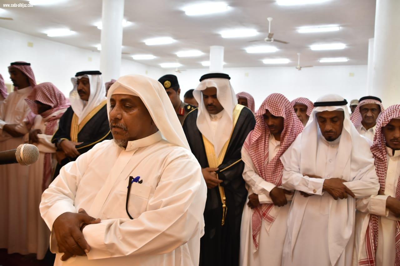 بالصور محافظ صامطة زعلة يؤدي صلاة الميت على الشهيد  الصميلي