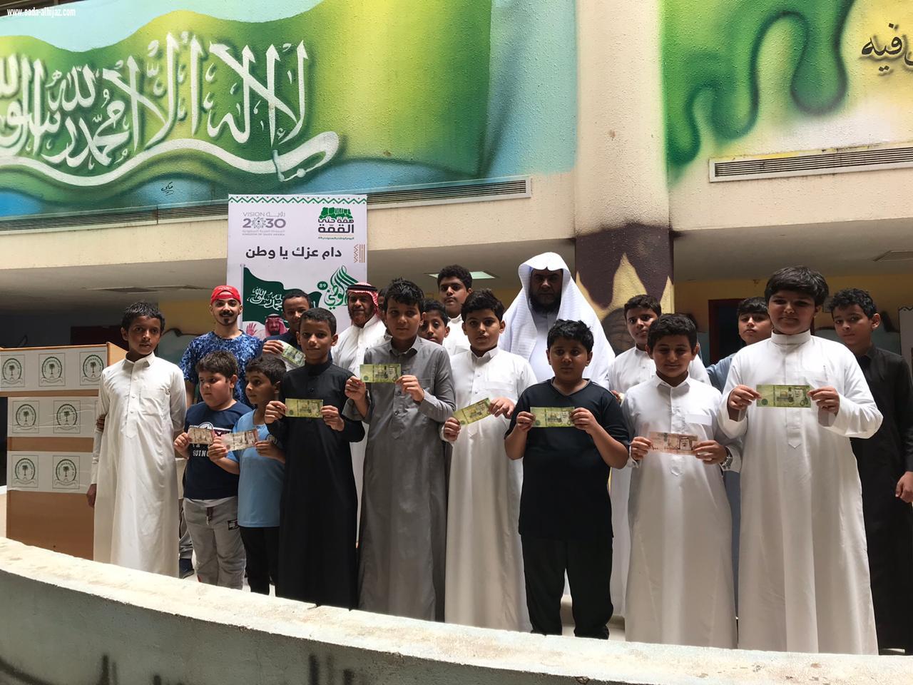 مدير مدارس مجمع زمزم التعلمي بإسكان الملك عبدالله بالحد الحنوبي يكرم الطالب يعقوب بن علي