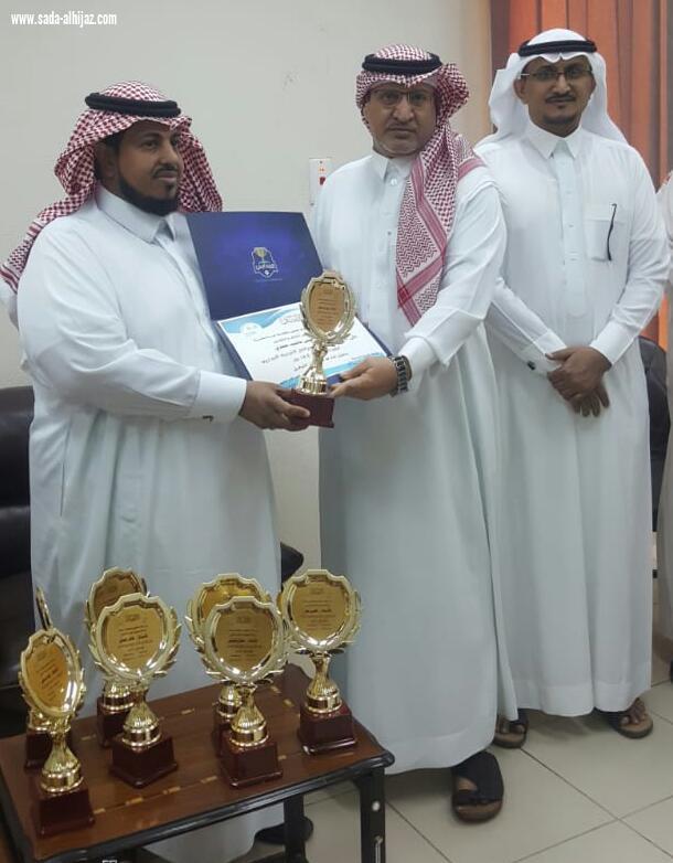 مدير مكتب تعليم صامطة يكرم الناشب معلم التربية البدنية بمتوسطة الطوال