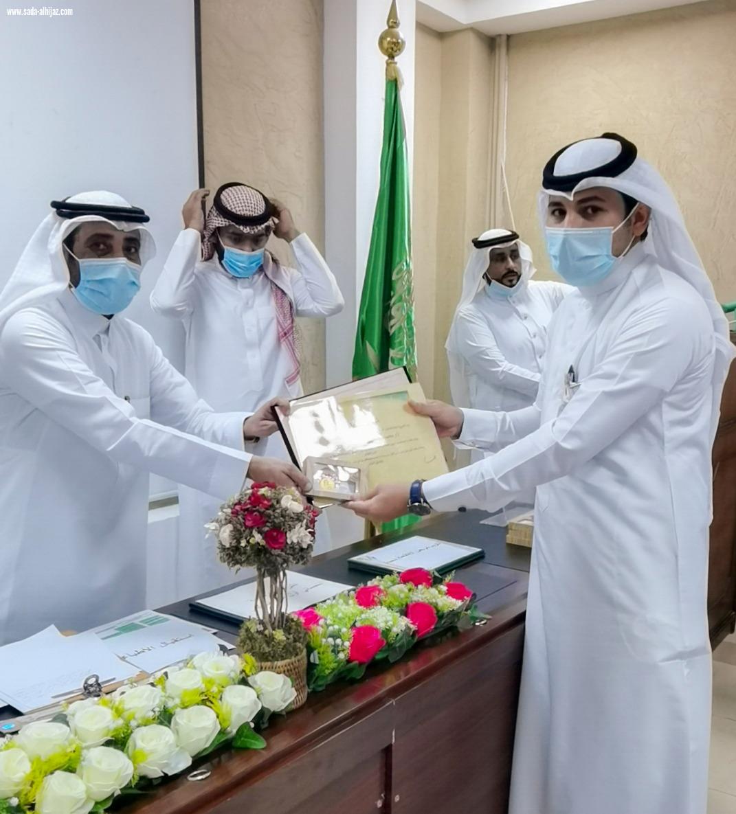 مستشفى أبو عريش يكرم المتميزين من منسوبيه 