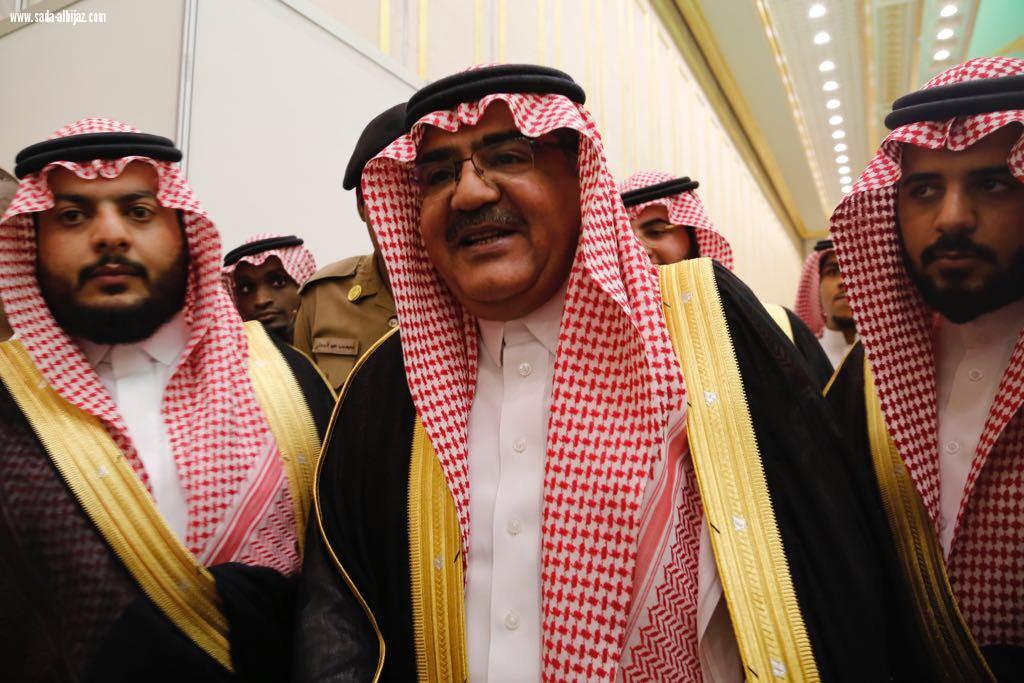أول علم مضيء بالعالم يرتفع في مكة المكرمة