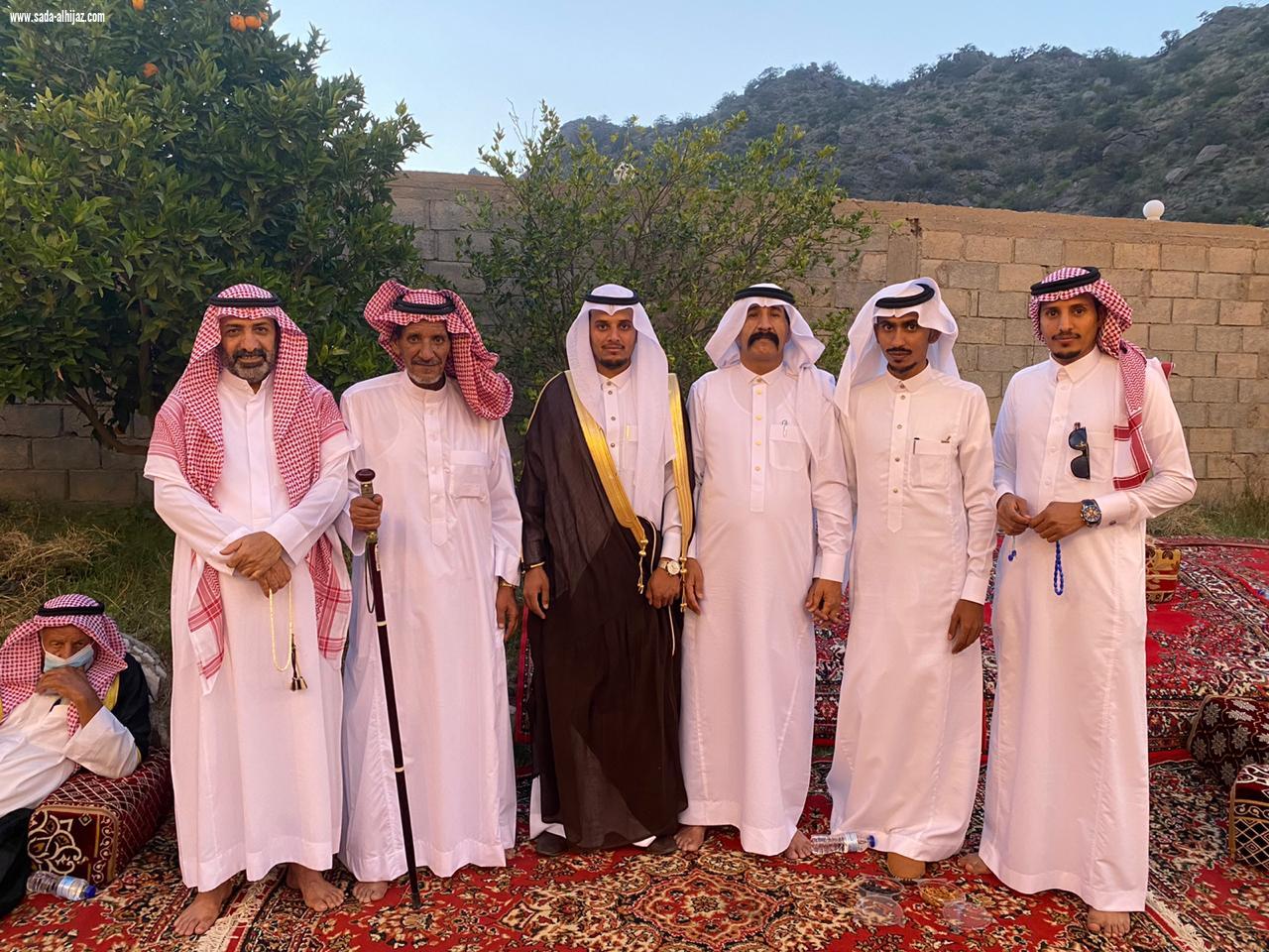 الشاعر الثقفي يتم حفل زفافه  ويراعي سبل الوقاية